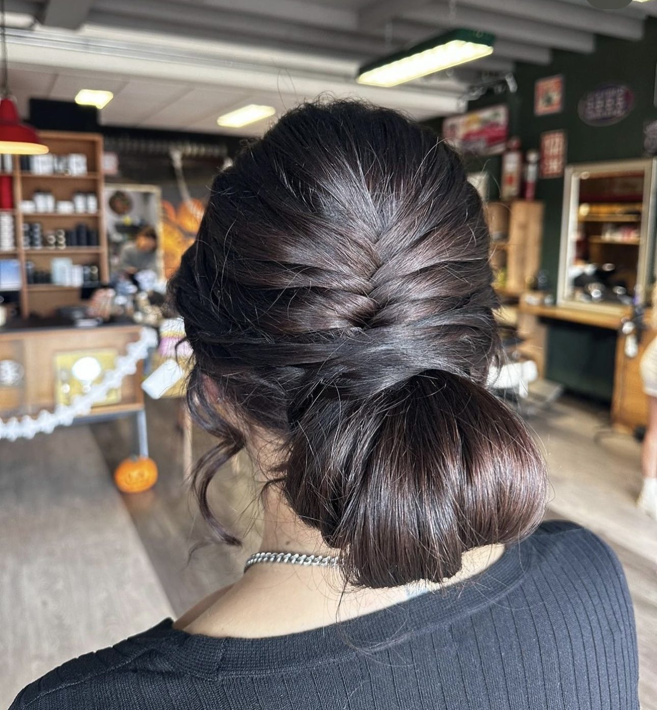 Opgestoken haar met een gevlochten knot