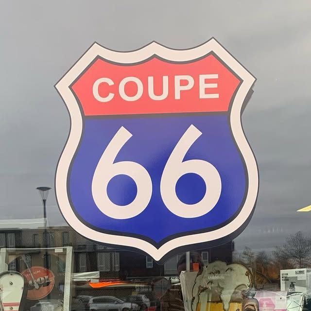 Het COUPE 66-schild op het raam